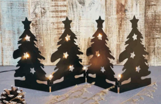 Hauptweihnachtslichter verziert den Baum, der hängendes Plastikim Freien geführt hängt