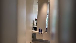 Internet-Promi-See mit unregelmäßigem Design, an der Wand hängender Ganzkörperspiegel, unregelmäßige Wand