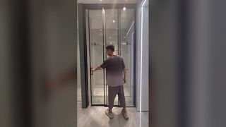 GRH One-Line-Minimalist-Schiebetür mit extrem schmaler Kante und zwei Verbindungen aus mattschwarzem Glas