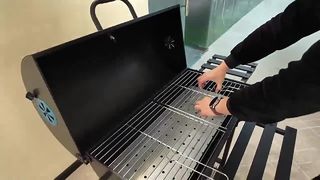 Holzkohlegrill im Freien, BBQ-Grill im Innenhof einer Villa, für 5–10 Personen im Haushalt, groß überdacht, anti